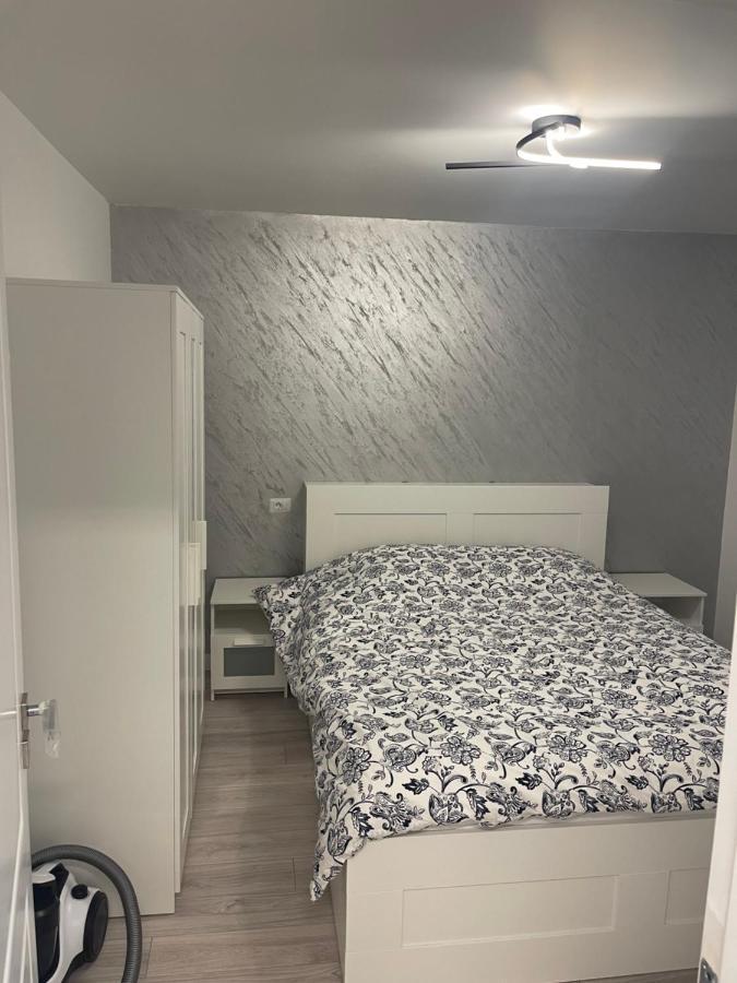 Apartament Incantator In Roman Exterior photo